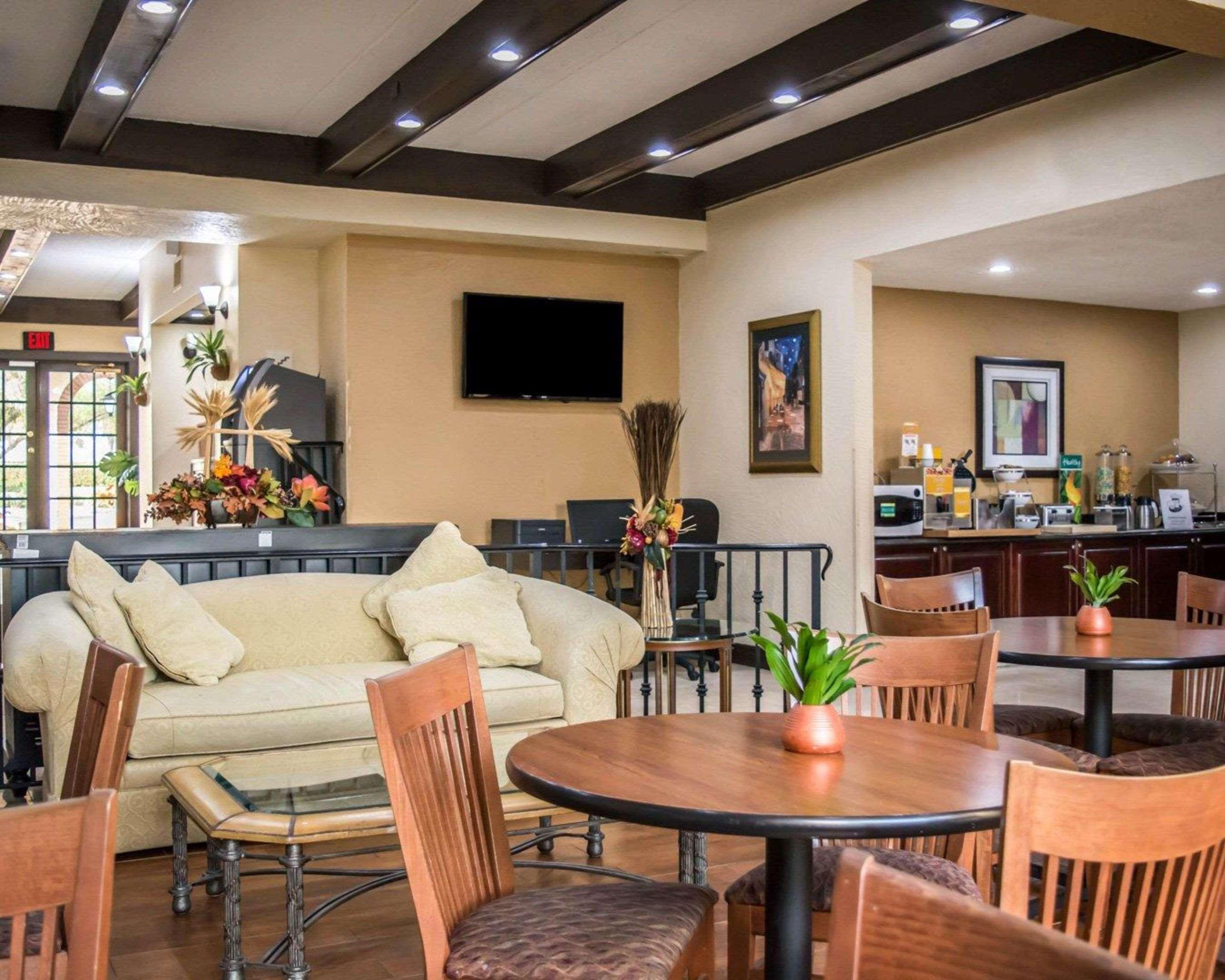 Hotel Clarion Pointe Tampa-Brandon Near Fairgrounds And Casino Mango Exterior foto